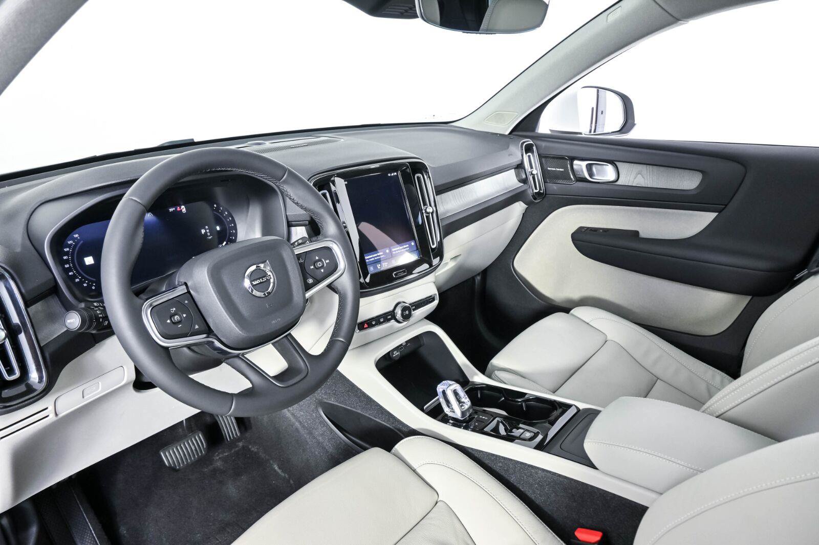 Used 2024 Volvo XC40 B5 Plus w/ Protection Package Premier AWD/4WD image 4