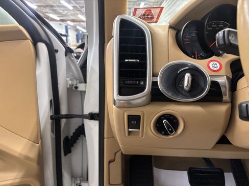 Used 2017 Porsche Cayenne Platinum Edition image 16