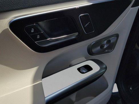 Certified 2026 Mercedes-Benz GLC 300 image 9