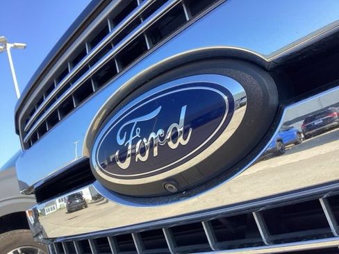 Used 2018 Ford F150 Lariat w/ Equipment Group 502A Luxury AWD/4WD image 3