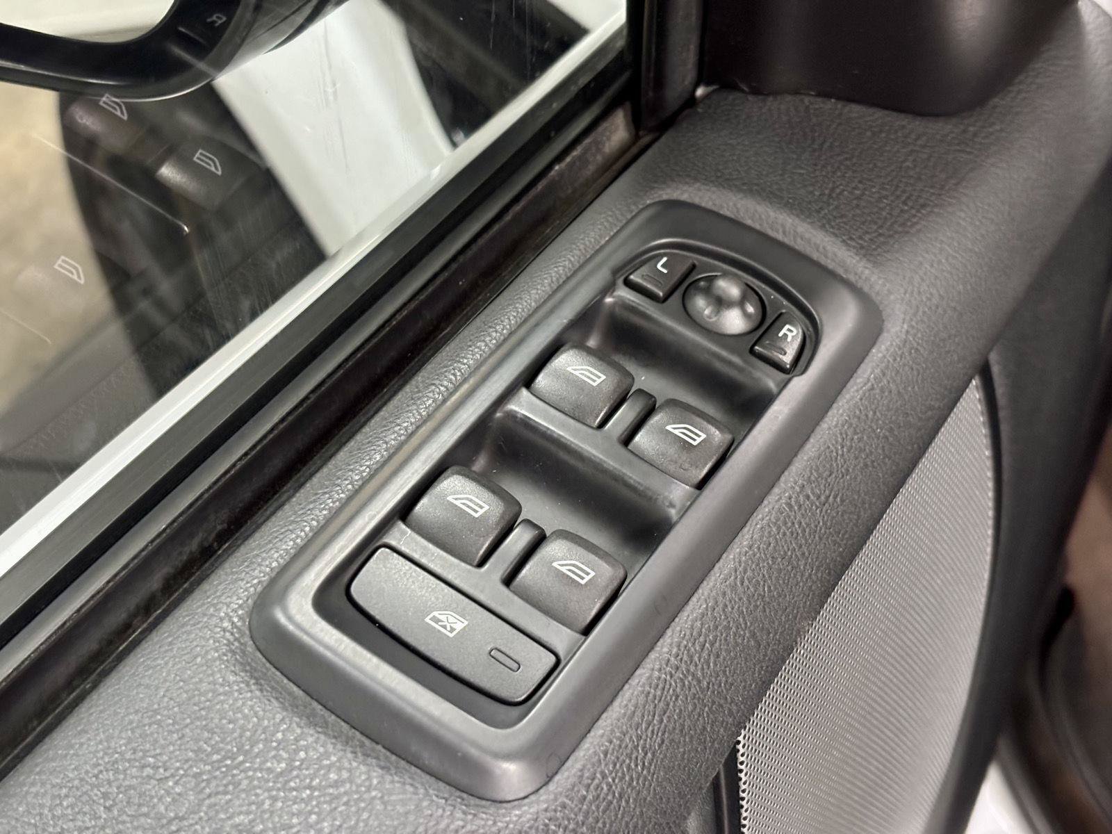 Used 2016 Land Rover LR4 AWD/4WD image 14