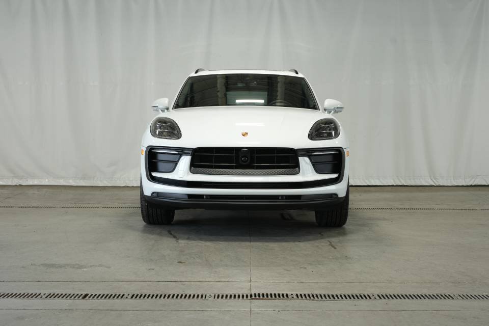 Certified 2025 Porsche Macan AWD/4WD image 11