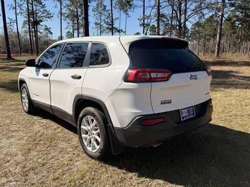 Used 2017 Jeep Cherokee Sport image 3