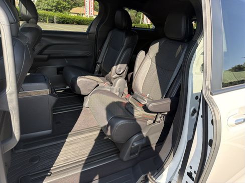 Used 2025 Toyota Sienna Platinum AWD/4WD image 12