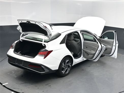 Certified 2025 Hyundai Elantra Sport image 18