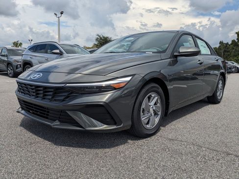 New 2025 Hyundai Elantra SE image 9