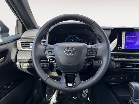 Used 2025 Toyota Camry SE image 15