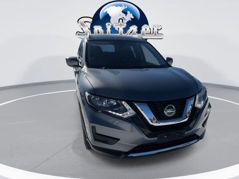 Used 2020 Nissan Rogue SV image 2