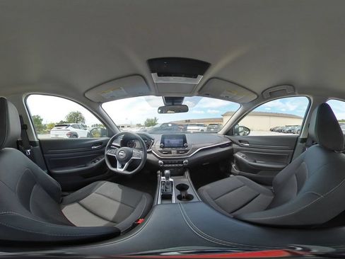 Used 2025 Nissan Altima 2.5 SV FWD image 41