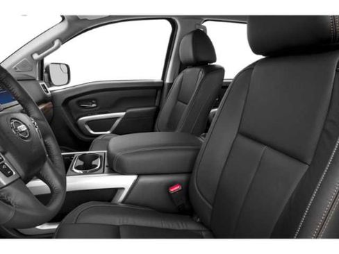 Used 2018 Nissan Titan SL image 6
