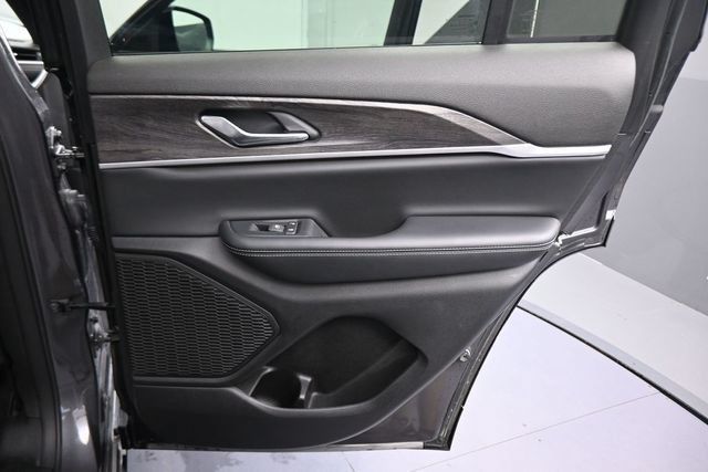 Used 2024 Jeep Grand Cherokee Limited AWD/4WD image 23