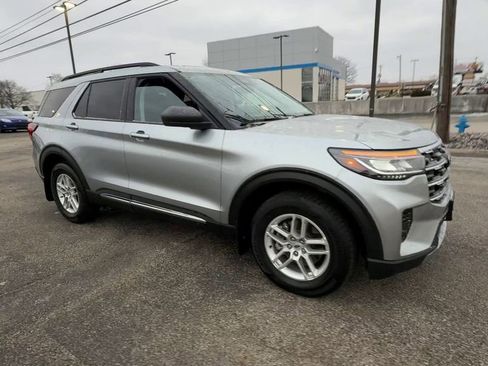Used 2025 Ford Explorer Active AWD/4WD image 2