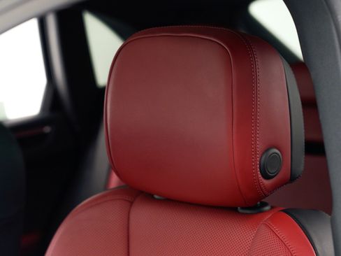 Used 2022 Porsche Macan S image 21