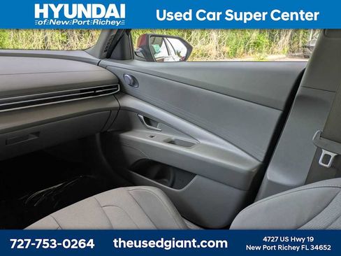 Used 2024 Hyundai Elantra SE FWD image 17