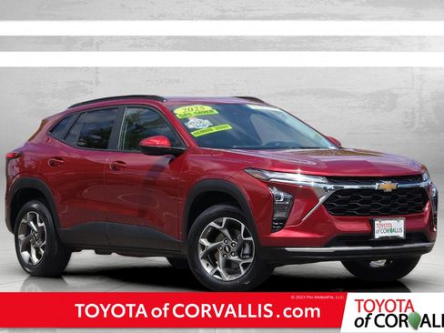 Used 2025 Chevrolet Trax LT FWD image 1