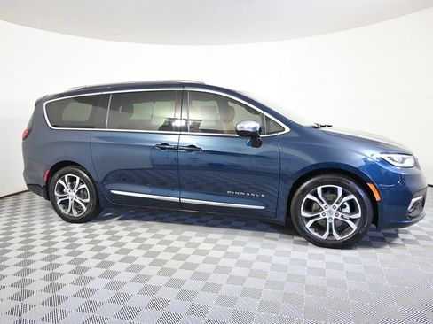 Used 2025 Chrysler Pacifica Pinnacle w/ Trailer Tow Group FWD image 8