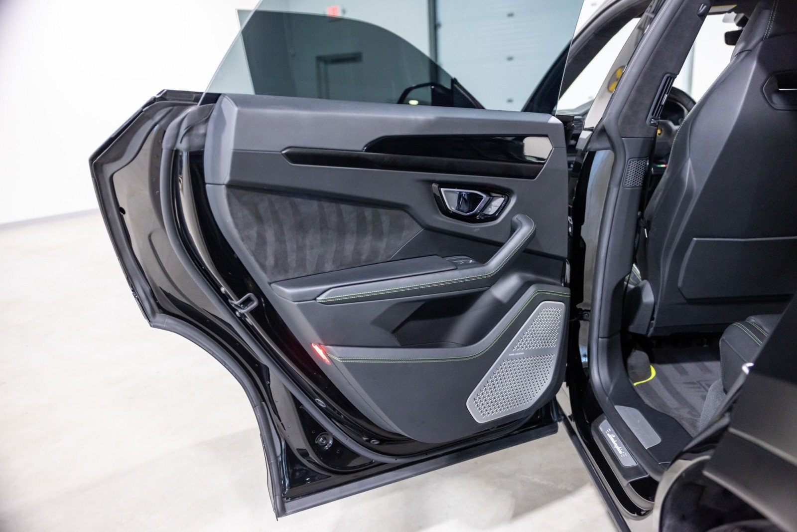 Used 2022 Lamborghini Urus AWD/4WD image 28