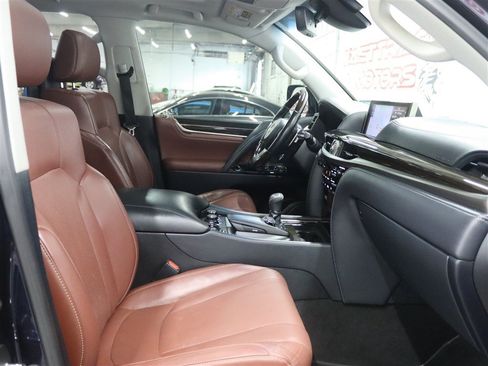 Used 2019 Lexus LX 570 4WD w/ Luxury Package image 38