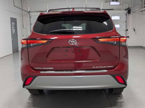 Used 2024 Toyota Highlander Platinum image 9