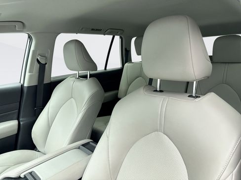 Used 2024 Toyota Grand Highlander XLE image 9