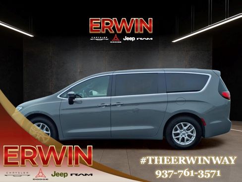 Certified 2025 Chrysler Pacifica Select FWD image 4