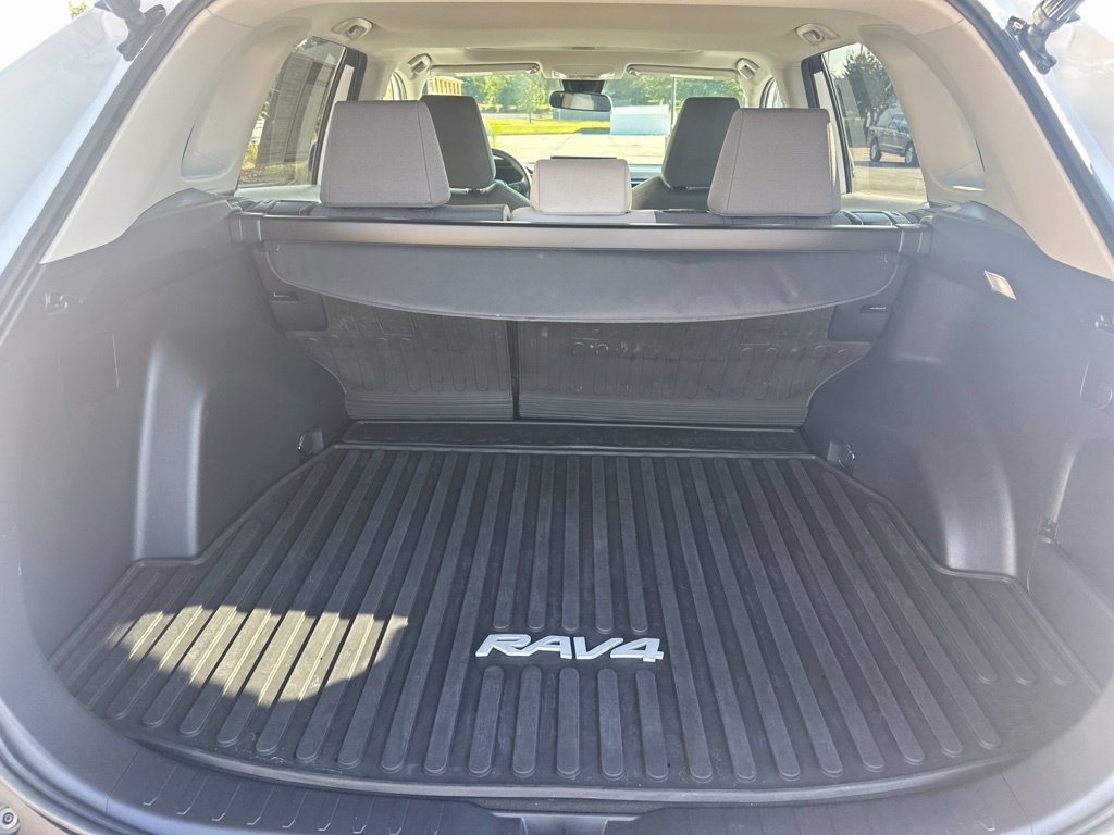 Used 2022 Toyota RAV4 XLE w/ Convenience Package AWD/4WD image 8