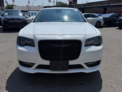 Used 2022 Chrysler 300 Touring L w/ Comfort Group image 2