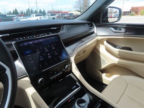 Used 2023 Jeep Grand Cherokee Limited w/ Luxury Tech Group II AWD/4WD image 41