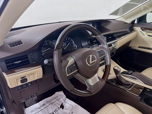 Used 2017 Lexus ES 350 w/ Ultra Luxury Package image 9