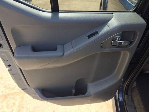 Used 2014 Nissan Frontier SV w/ SV Value Truck Package RWD image 14
