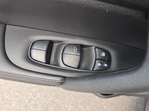 Used 2016 Nissan Rogue S FWD image 29