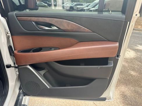 Used 2020 Cadillac Escalade ESV Luxury AWD/4WD image 19