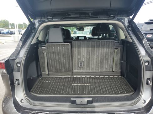 Used 2025 Toyota Highlander XLE AWD/4WD image 8