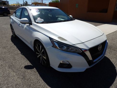 Used 2020 Nissan Altima 2.0 Platinum FWD image 2