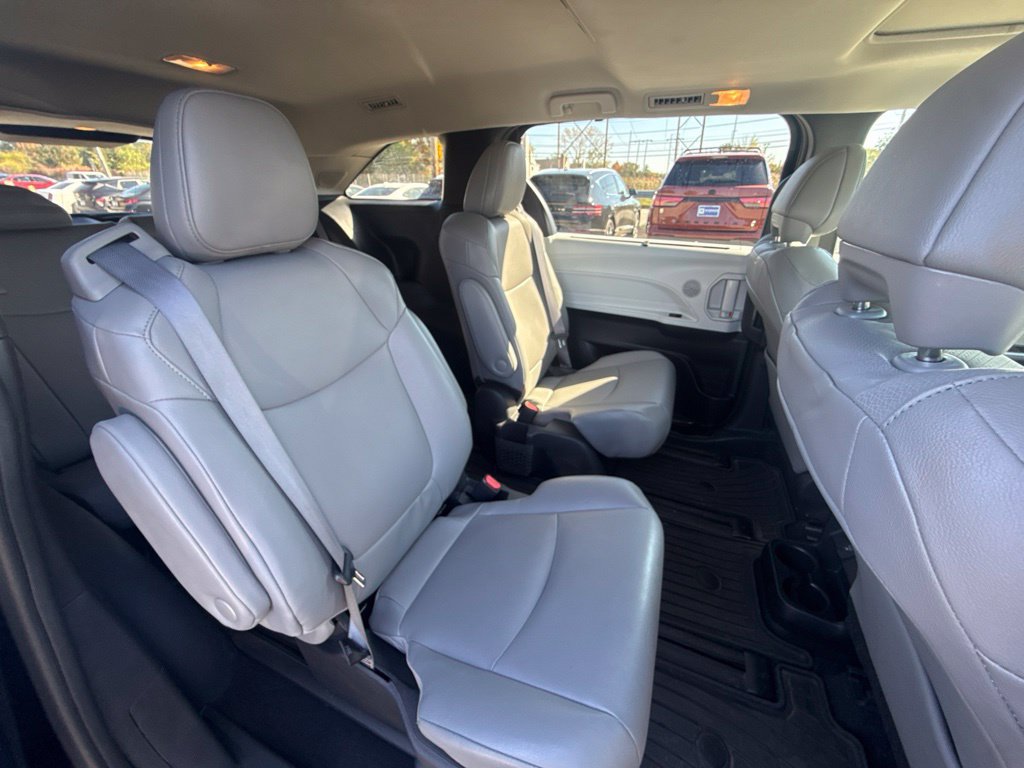 Used 2025 Toyota Sienna XLE w/ XLE Plus Package AWD/4WD image 28