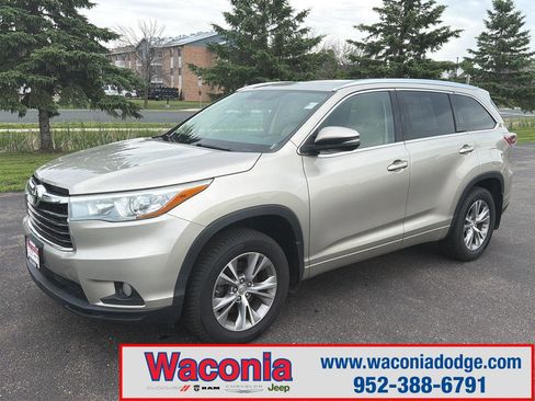 Used 2015 Toyota Highlander XLE AWD/4WD image 1