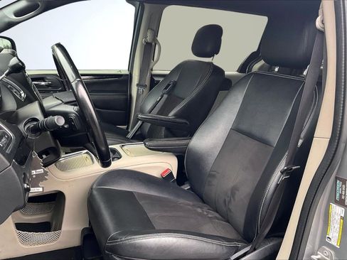 Used 2020 Dodge Grand Caravan SXT image 25
