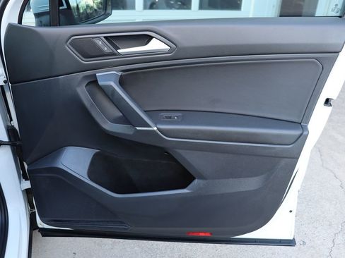 Used 2020 Volkswagen Tiguan SE w/ Panoramic Sunroof Package image 39