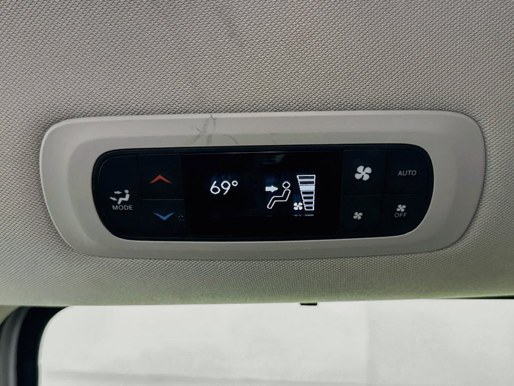 Used 2024 Chrysler Pacifica Touring-L FWD image 24
