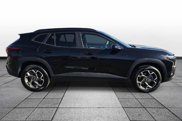 Used 2025 Chevrolet Trax LT w/ LT Convenience Package FWD image 4
