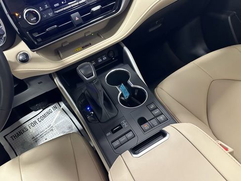 Used 2025 Toyota Highlander XLE image 37