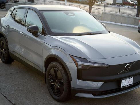 New 2026 Volvo EX30 Cross Country Ultra image 4