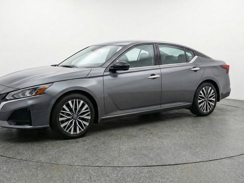 Used 2025 Nissan Altima 2.5 SV FWD image 3