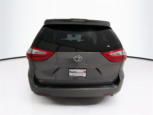Used 2018 Toyota Sienna Limited image 5