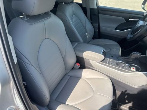 Used 2023 Toyota Highlander XLE FWD image 25