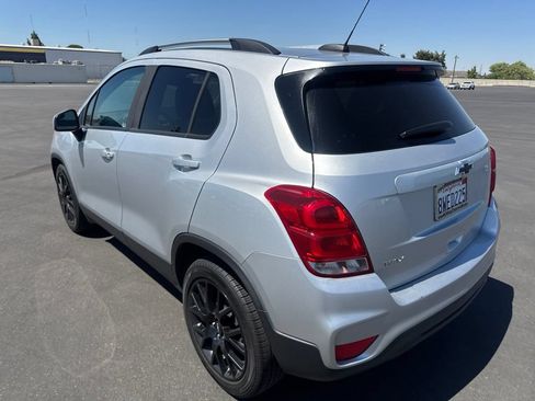 Used 2021 Chevrolet Trax LT w/ Sport Edition FWD image 3