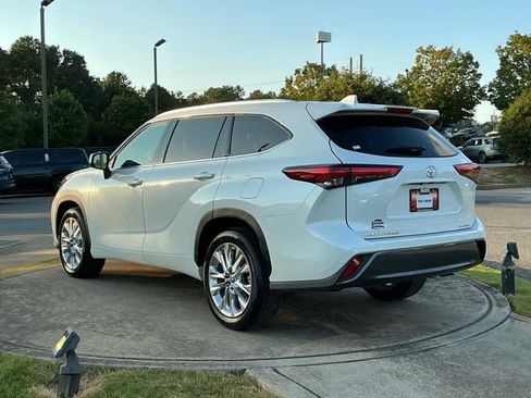 Used 2023 Toyota Highlander Limited FWD image 5