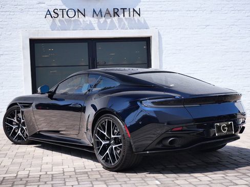 Used 2025 Aston Martin DB12 Coupe RWD image 2