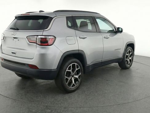 Used 2025 Jeep Compass Limited image 9