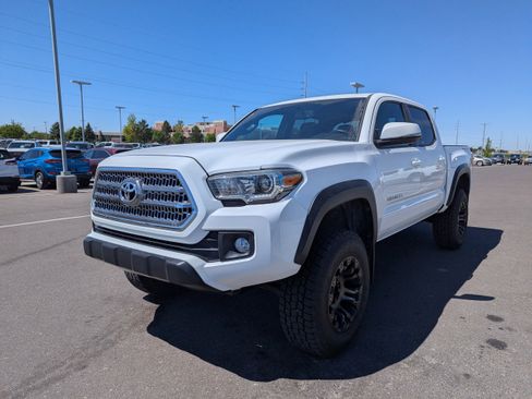 Used 2017 Toyota Tacoma TRD Off-Road w/ Premium & Technology Package AWD/4WD image 7